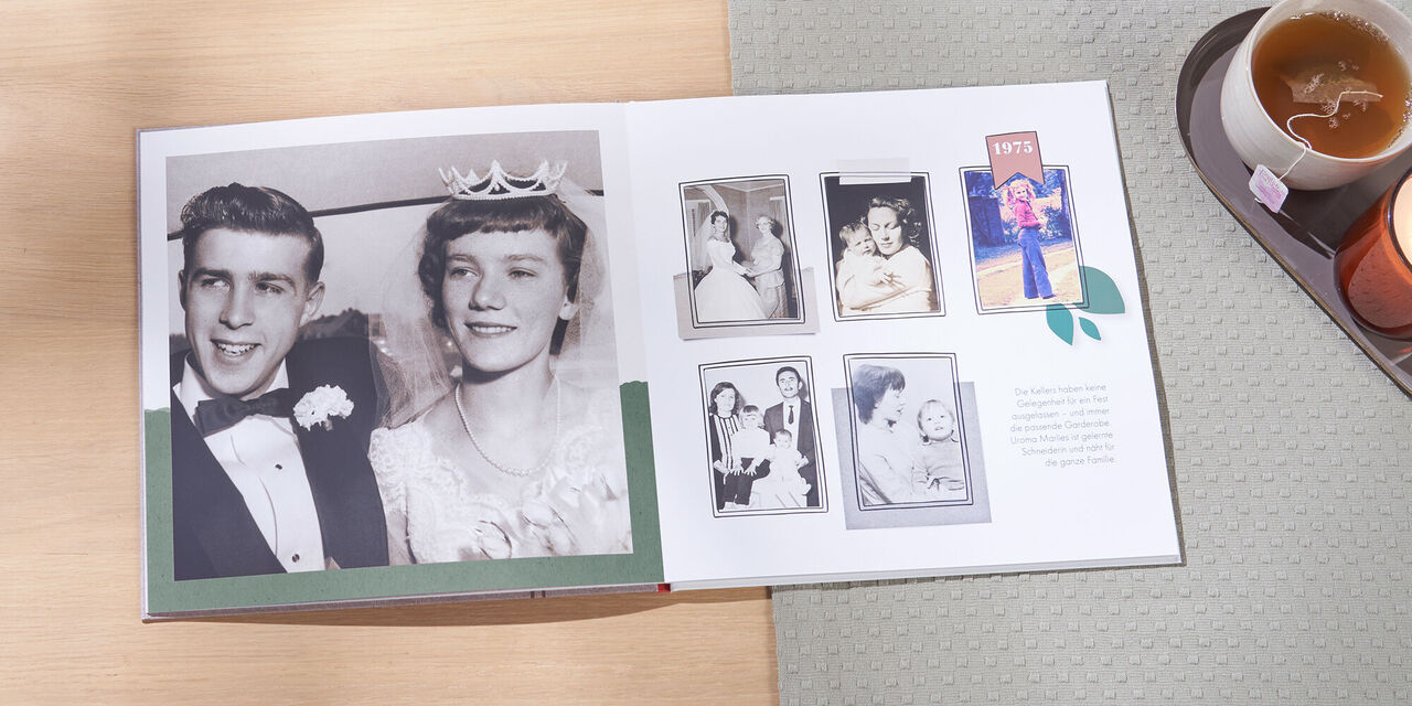 Na fotke môžete vidieť otvorenú CEWE FOTOKNIHU. Vľavo sa cez celú stránku tiahne stará čiernobiela fotografia svadobného páru. Vpravo je niekoľko čiernobielych fotografií členov rodiny z roku 1975.
