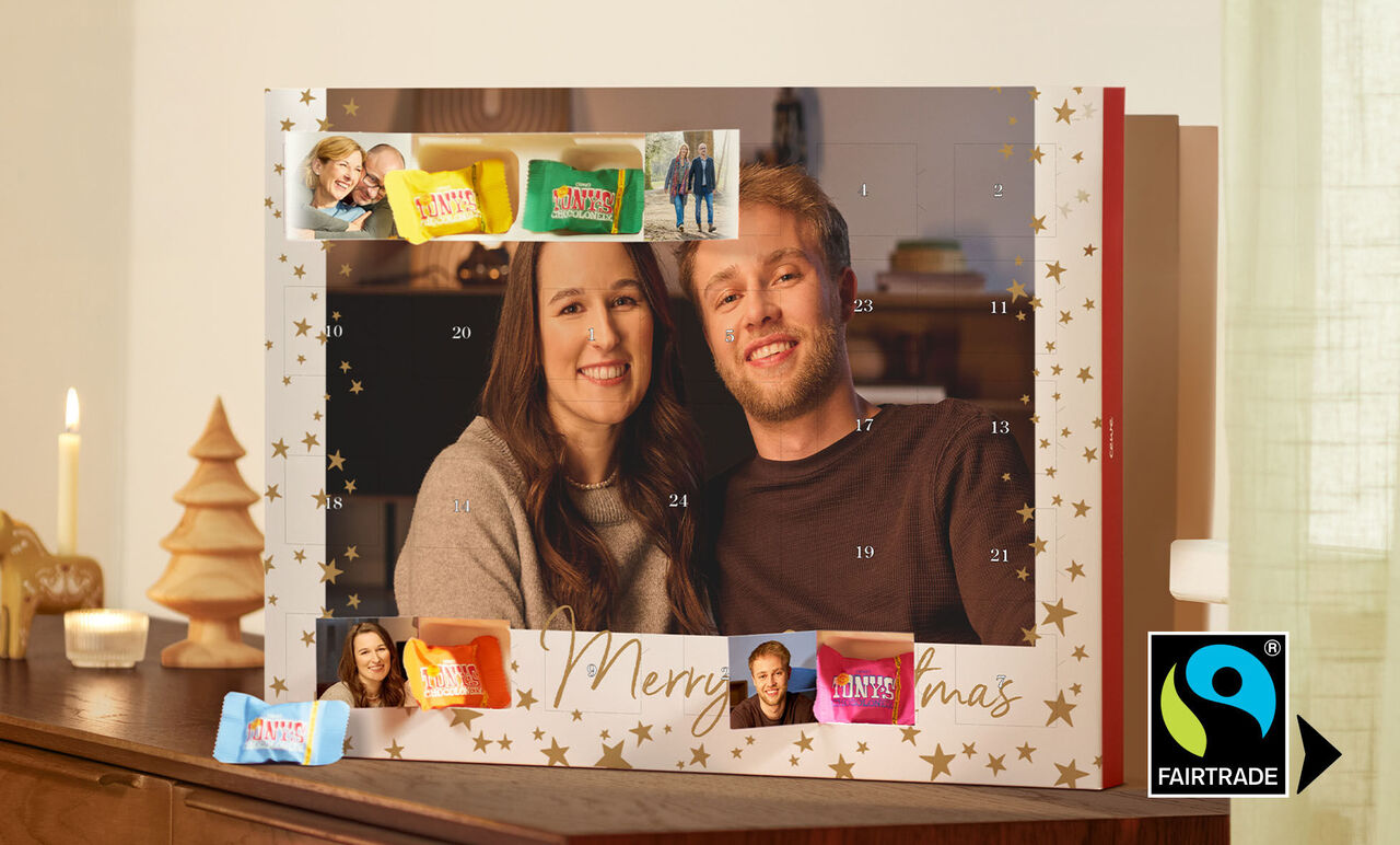 Adventný kalendár s farebnými čokoládovými kúskami a svetlami.